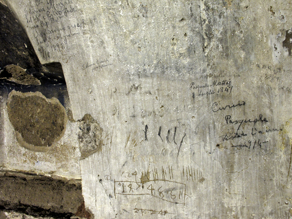 Alcune firme ad opera di prigionieri politici che abitavano la Cisterna dei Carcerati di Ventotene nel diciannovesimo secolo; le antiche cisterne romane hanno per diversi secoli assolto la funzione di carcere.